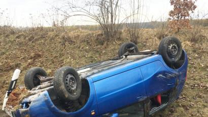 Im Straßengraben blieb der Daewoo beschädigt liegen. 	Bild: san