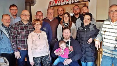 Die Tennisabteilung im VfB Rothenstadt hat gewählt: (von links) Rudi Kopp, Markus Bäumler, Oli Schlicht, Gisi Kopp, Michael Arnold, Walter Färber, Alexander Walberer, Nina Knörrer, Franz Hirnet, Christian Schraml, Simon Lochmüller, Katja Gradl und Gerhard Landgraf. 	Bild: kzr
