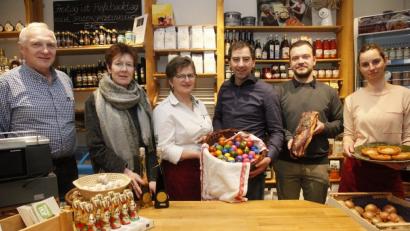Josef Brunner sen., Dr. Lili Wild, Apollonia Brunner, Hubert Piehler, Josef Brunner jun. und Katrin Schindler (von links) werben für den Oberpfälzer Bauernmarkt am Wochenende in Schwarzenfeld.	Bild: Hirsch