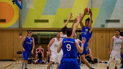TSV-Flügelspieler Stefan Beer hatte wieder schwierige Defensivaufgaben zu bewältigen und hatte es unter anderem mit Augsburgs Topscorer Jonas Zink zu tun.	Bild: par