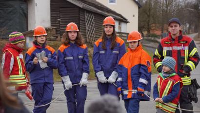 Die vor zwei Jahren gegründeten Feuerdrachen sind mit Vorreiter für Kinderfeuerwehren. Das hat im Vorjahr die Sparda-Bank mit dem dritten Platz beim Ostbayernpreis für Jugendfeuerwehren honoriert. Erstmals wechselten nun mit Anna-Maria König, Ronja und Annalena Schroller sowie Leon Busch (Vierte bis Fünfter von links) Kinder in eine Jugendfeuerwehr. Mit im Bild ist der Immenreuther Jugendbetreuer Daniel Müller.	 Bild: bkr