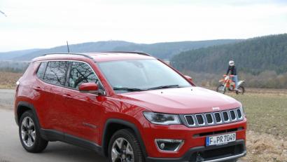 Obwohl er Jeep heißt, ist dieser Compass kein echter Geländewagen, zumal der Testwagen lediglich die beiden vorderen Räder antreibt.	Bilder: Michael Ascherl (4)