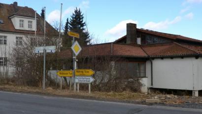 Beschlossen ist noch gar nichts. Bisher gibt es lediglich eine Absichtserklärung des Bezirks Oberpfalz. Er würde das Badehaus plus früheres Schulhaus (links) an die Gemeinde Neualbenreuth abgeben. 	Bild: pz