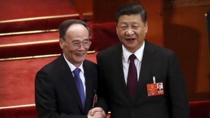 Vize-Präsident Wang Qishan (links) und Staatschef Xi Jinping. 

	Bild: Mark Schiefelbein/dpa