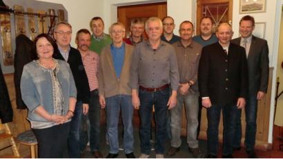 Die oftmaligen Blutspender zusammen mit den Offiziellen (von links): Elfriede Auer (BRK), Gerhard Meier, Ludwig Simon, Hubert Reindl, Albert Gottschalk, Markus Schwab, Franz Weiss, Josef Pielenhofer, Alfred Pröm, Richard Donhauser, 2. Bürgermeister Franz Weiß und Bürgermeister Alwin Märkl. 	Bild: gef