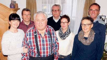 Georg Herath (Dritter von links) feierte seinen Geburtstag mit (von links) Betreuerin Dorotha, Robert Mayer, Harald und Gisela Herath, Sigrid Mayer, Roland Herath sowie Vertretern von der Gemeinde und der Vereine.	Bild: hai