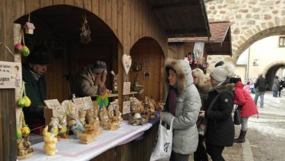 Hasen und Dekoration aus Holz waren bei den Besuchern gefragt. Bild: abu