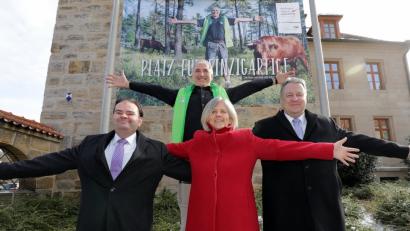 Botschafter mit ausgestreckten Armen (von links): Wirtschaftsförderer Harald Herrle, Rudi Leitl, Christa Standecker (Geschäftsführerin der Metropolregion Nürnberg) und Landrat Richard Reisinger.	Bild: Steinbacher