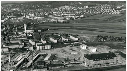 Die Entstehung des Gropiusbaus dokumentiert dieses Foto, das wohl aus dem Jahr 1968 oder 1969 stammt. Es zeigt aber auch den Bergsteig in seinem ursprünglichen Zustand.	Bild: exb