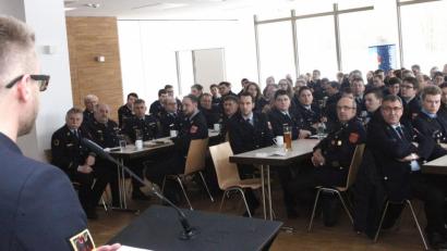 Die Jugendwarte der Landkreisfeuerwehren trafen sich am Sonntag im KMK-Saal der Oberpfalzhalle und hörten die Berichte der Führung. 	Bild: Hirsch