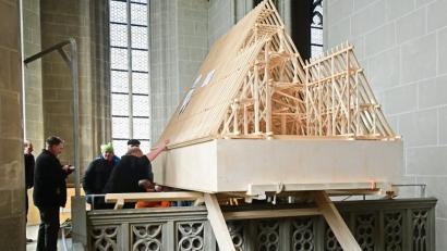 Das Schwerste ist geschafft, das Modell ist oben auf der Empore der Basilika angekommen.	Bilder: Hartl (5)