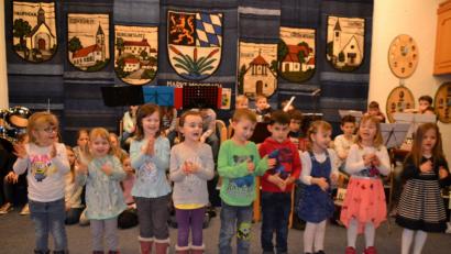 Die Kinder der Musikschule Moosbach präsentieren sich im Rathaussaal bei einem unterhaltsamen Frühjahrskonzert.	Bild: gi