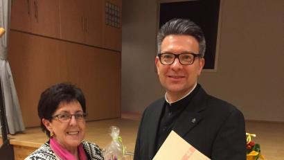 Vorsitzende Hermine Knauer gratuliert Pfarrer Michael Jakob zu seiner Ernennung zum Kreispräses der Amberger KAB-Verbände. 	Bild: hae