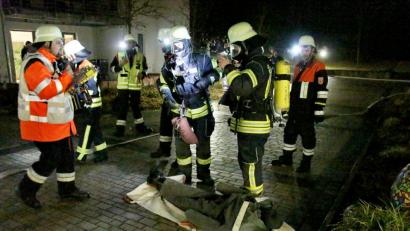 Die Nebelmaschine tut, was von ihr erwartet wird: Sie schafft schlechte Sichtverhältnisse, während die Atemschutzträger eine vermisste Person suchen und sie aus dem Haus bringen.	Bild: ds