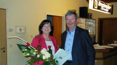 Bald nach der Gründung wurde Rosi Lill Mitglied im Verein. Die DJK Ammersricht ehrte sie deswegen für 50 Jahre Mitgliedschaft und 30 Jahre als Übungsleiterin. 	Bilder: hae (2)