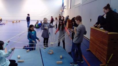 Die deutschen und amerikanischen Kinder versuchen sich gemeinsam am Fröbel-Turm-Spiel, das mehr ist als die Förderung von Gemeinschaftssinn, Geduld und Feinmotorik. 	Bild: khg