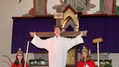 Mit großem schauspielerischem Talent überzeugten im vergangenen Jahr die Friedenfelser Ministranten beim Passionsspiel. Über 30 "Lausbuben Gottes" wirken am Sonntag wieder in der Pfarrkirche mit. 	Bild: bsc