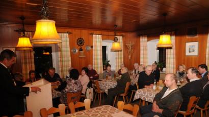 Altbürgermeister Johann Walbrunn (links) als stellvertretender Vorsitzender des Touristikvereins Pleystein und Umgebung legt der Versammlung die Auflösung des Vereins nahe.	Bild: bey