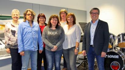 Die Führungsriege der Anton-Bruckner-Musikschule zeigt Bürgermeister Reiner Gäbl (rechts) einen der neuen Räume.	Bild: uks