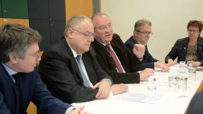 Die Versorgung psychisch kranker Jugendlicher in der nördlichen Oberpfalz liegt Dr. Helmut Hausner (Vorstand der Medbo), Bezirkstagsvizepräsident Lothar Höher, Bezirkstagspräsident Franz Löffler und Bezirksrat Toni Dutz (von links) am Herzen.	Bild: gsb