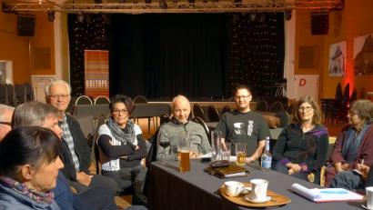 Hans Lauterbach (Fünfter von links), Michael Kernl (Sechster von links) und die anderen Aktiven von "Sulzbach-Rosenberg hilft!" hoffen, dass das Interesse der Öffentlichkeit an der Initiative wieder zunimmt. Ihre Tätigkeit ist jedenfalls weiter notwendig.	Bild: gac