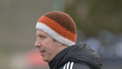 Trainer Bernd Polster (Bild) vom SV Kauerhof hat sich schon mal warm angezogen, es kommt zum Sechs-Punkte-Spiel gegen den SV Raigering II.	Bild: ref