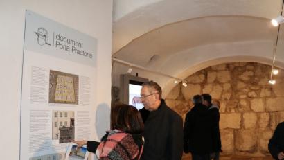 Kulturreferent Klemens Unger mit einer Besucherin im frisch renovierten "Document Porta Praetoria" in Regensburg. 	Bild: leh