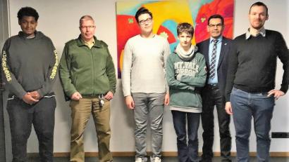 Klassenleiter Christian Pausch (von rechts) und Rektor Thomas Schmidt sind stolz auf ihre Schüler. Das Bild zeigt von links: Keyon Fink, Polizeioberkommissar Martin Behrendt, Thomas Müller, Kevin Bleim.	Bild: rgr