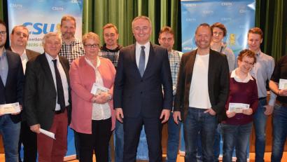 Eine ganze Reihe von Neumitglieder in den CSU Verbänden konnte Kreisvorsitzender Dr. Harald Schwartz (mitte) bei der Delegiertenversammlung in Auerbach willkommen heißen.
