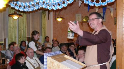 Bruder Barnabas alias Franz Grabinger hatte der Unterauerbacher Starkbiergemeinde bei seiner Fastenpredigt einiges zu sagen. 	Bild: ga