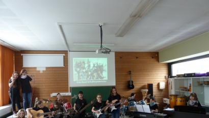 Die neue Nachwuchsband der Fichtelgebirgsrealschule ließ es beim Infotag krachen. 	Bild: exb