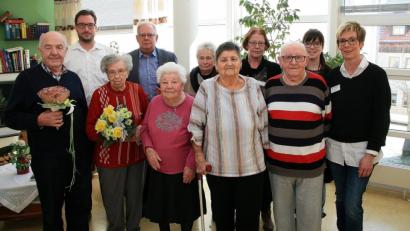 Neue und ausgeschiedene Mitglieder des Heimbeirates stellten sich nach der konstituierenden Sitzung zum Gruppenbild: Von links Ludwig Günthner, Andreas Neugirg, Hanna Schrader, Rainer Bleistein, Laura Ernstberger, Helga Robl, Helga Hamann, stellvertretende Pflegedienstleiterin Edith Urbanczyk, Karl Ruff, Christine Riedl (soziale Betreuung) und Brigitte Engelmann (Vertreterin der Verwaltung). 	Bild: wro