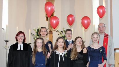 Mit Pfarrerin Dr. Stefanie Schön (links) und Diakon Fritz Lieb (rechts) feierten (von links nach rechts) Alina Hinrichsmeyer, Eva Münsterer, Aaliyah Maywald, Constantin Bock, Michelle Konradt und Anna Drechsler am Palmsonntag ihre Konfirmation. Als eindrucksvolle Erinnerung, Gott und ihren Glauben immer bei sich zu behalten, wurden ihnen rote Luftballons mit Halteschnur überreicht. 	Bild: heb