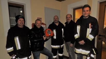 Einen Defibrillator überreicht Volker Loew (Zweiter von links) an die Feuerwehr Kemnath mit Vorsitzendem Jonas Graf (rechts).	Bild: seb