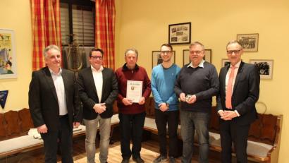 Konrad Ernstberger (mit Urkunde) ist für 50 Jahre Treue geehrt worden. Rechts daneben Andreas Mittereder, der für 10 Jahre aktives Musizieren geehrt wurde sowie Dirigent Franz Bartl. Er ist seit 45 Jahren aktiver Musiker. Rechts Bürgermeister Bernd Sommer sowie (von links) Alexander Riedl (Kreisvorsitzender des Nordbayerischen Musikbundes) und Vorsitzender Peter Erl.	Bild: exb