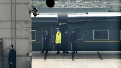 Die Ankunft eines Sonderzuges aus Nordkorea in Peking und ein großer Empfang, den sonst nur Staatsgäste genießen haben für Spekulationen über einen möglichen Besuch des nordkoreanischen Machthabers Kim Jong Un gesorgt.	Bild: Kyodo News/dpa