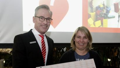 Vorstandsvorsitzender Werner Heß (links) überreichte der Leiterin der "Rappelkiste", Sabine Schneider (rechts), einen Scheck über 873 Euro. Es handelt sich um den Erlös aus der jüngsten Aktion "Herzensangelegenheiten". 	Bild: Hirsch