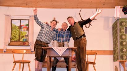 Wastl (Jürgen Renner), Hartl (Günter Seibold) und Bartl (Hans-Jürgen Pirner) trinken und sind lustig, wenn die Frau des Hauses nicht da ist.