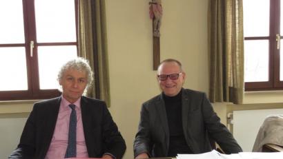 Landrat Wolfgang Lippert und Jugendamtsleiter Emil Slany (rechts) weisen auf steigende Kosten der Jugendhilfe hin. Lächeln können sie, weil sie wissen, wie sinnvoll  das Geld in diesem Bereich ausgegeben ist. 

	Bild: ubb