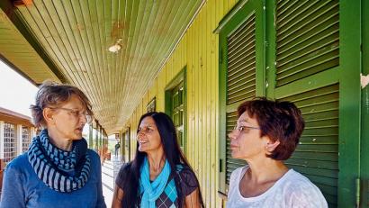 Besuch aus der Oberpfalz: Gerda Stollner (Mitte) und zwei Begleiterinnen aus dem Dekanat Sulzbach-Rosenberg in einem Dorf des Kaingang-Volkes nahe der Grenze zu Argentinien.	Bild: exb