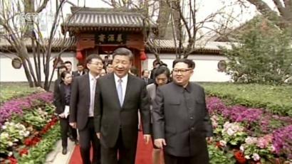 Ein Videostandbild zeigt den chinesischen Präsidenten Xi Jinping und Kim Jong Un, Machthaber von Nordkorea (rechts), vor dem Staatsgästehaus Diaoyutai.

	Bild: CCTV/AP/dpa