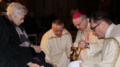 Bischof Rudolf Voderholzer (Zweiter von rechts) wäscht Agnes Gassner im Regensburger Dom die Füße. 		Bild: leh