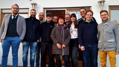 Die beiden Tennisabteilungen Pirk und Rothenstadt trafen sich um in einer Absprache für zwei Jahre die Pirker einzumieten. Links Christian Schraml, und Praller ist 6. V. links.