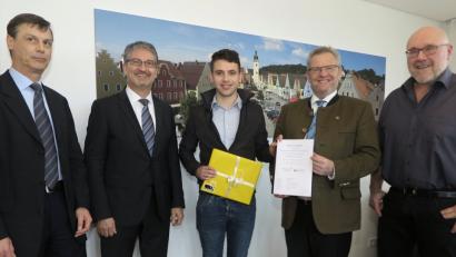 Baudirektor Reinhard Schade, Professor Stefan Weiherer (von links), Diplom-Betriebswirt Andreas Schaumberger und OB Andreas Feller (von rechts) gratulierten dem Studenten Tobias Rosskopf (Mitte) zur Bachelor-Arbeit, die mit Note "sehr gut" bewertet wurde.	 Bild: Hirsch