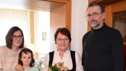 Enkelin Melanie mit Urenkelin Lilli gratulieren Hildegard Steinmetz zum 80. Geburtstag. Pfarrer Andreas Utzat schließt sich gerne an.	Bild: wku