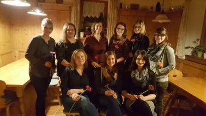 Das neue Vorstandsteam des Rings junger Landfrauen mit (stehend von links) Helene Höfler, Eva Schaumberger, Franziska Ulrich, Eva Lienerth, Katharina Frank und Annalena Brunner sowie sitzend von links Felicitas Gleißner, Alexandra Schrott und Carolin Schrembs.	Bild: exb