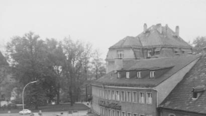 Einstmals eine gute Adresse, heute Kino. Direkt am Kreisverkehr tankte man in den 60er-Jahren noch Esso und trank ein Bier in der Gaststätte Nabburgertor.	Bild: exb/Uwe Weiß