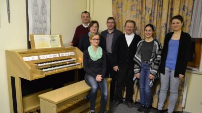 Der Förderverein der Musikschule um Vorsitzenden Hans Roßmann (Fünfter von links) stellt 7100 Euro für den Kauf einer Orgel zur Verfügung. Darüber freuen sich Musikschulleiter Wolfgang Ziegler und seine Stellvertreterin Klara Bäumler, Bürgermeister Hermann Ach (von links) sowie die Orgelschülerinnen Jenny Hofmeister, Lisa-Maria Franz und Karin Deisinger (von links).	Bild: gi