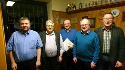 Bezirksvorsitzender Peter Frank (links) gratuliert den wiedergewählten Vorstandsmitgliedern (weiter von links): Manfred Heisel, Wolfgang Wessely (50 Jahre Mitglied), Franz-Josef Heimerl und Helmut Appel. 	Bild: wws
