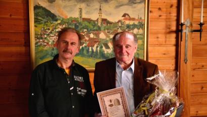Zur offiziellen Verabschiedung überreicht der neue Vorsitzende des Bienenzuchtvereins Edelsfeld, Joachim Pickel (links), seinem Vorgänger Hans Strehl einen Geschenkkorb und eine Urkunde.	Bild: exb